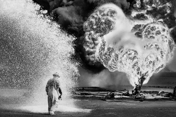 A photo by Sebastião Salgado in Kuwait’s Greater Burgan Oil Field, 1991.
