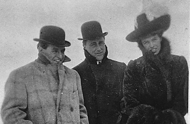 Franklin &amp; Eleanor Roosevelt in Niagara Falls, New York, December 1920 (National Archives).
