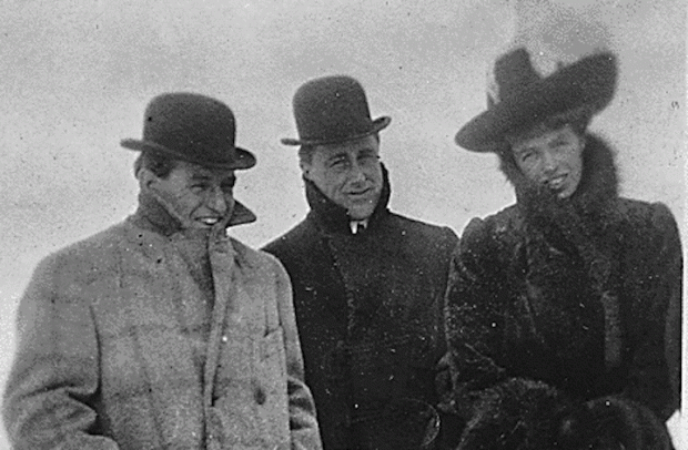 Franklin & Eleanor Roosevelt in Niagara Falls, New York, December 1920 (National Archives).
Franklin & Eleanor Roosevelt in Niagara Falls, New York, December 1920 (National Archives).