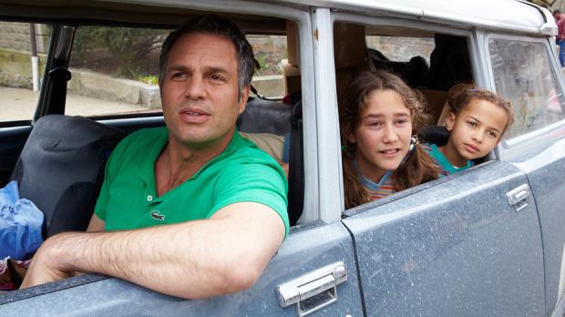 Mark Ruffalo, Imogene Wolodarsky, and Ashley Aufderheide in Infinitely Polar Bear.
