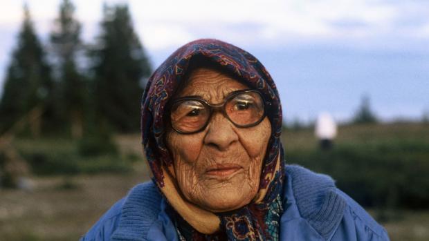 Cree elder woman, Whapmagoostui&nbsp;(Hudson Bay near James Bay), 1993. She is protesting theflooding of Cree territory for hydroelectric dams. Photograph by Orin Langelle.
