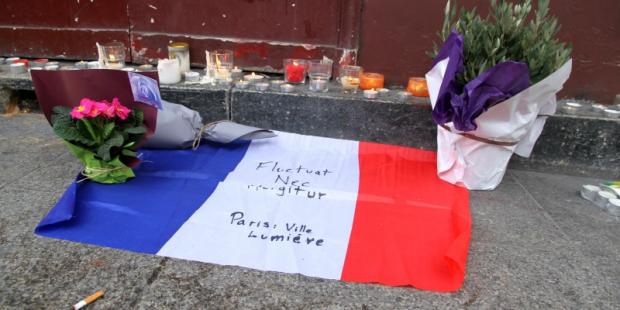 Paris tribute: The flag bears the city’s motto,&nbsp;Fluctuat nec mergitur&nbsp;(“Tossed but not sunk”)
Image by Maya-Anaïs Yataghène via Wikimedia Commons.
