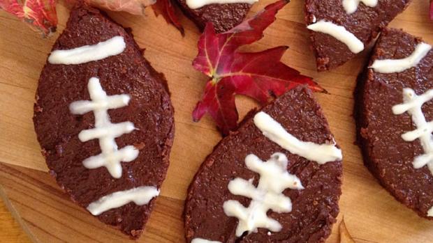 Greek Yogurt Football Brownies for your next game day tailgate! -@savory_moments
