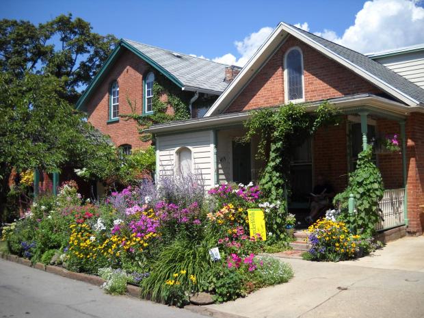 A Summer Street garden. Photo by Don Zinteck, courtesy Garden Walk Buffalo.
