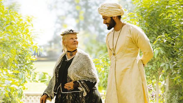 Judi Dench and&nbsp;Ali Fazal in Victoria and Abdul.
