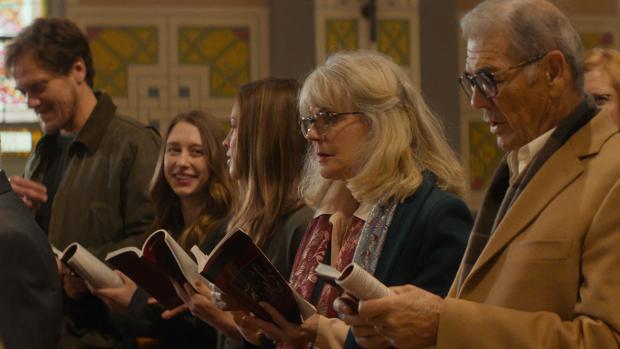 (From left) Michael Shannon, Taissa Farmiga, Hilary Swank, Blythe Danner, and Robert Forster in&nbsp;What They Had.
