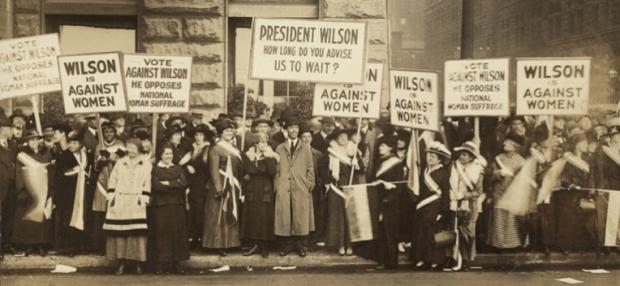 Crowd of women's suffrage supporters demonstrating in Chicago on October 20, 1916. Woodrow Wilson withheld his support for Votes of Women until 1918.&nbsp;(Everett Historical/Shutterstock)
